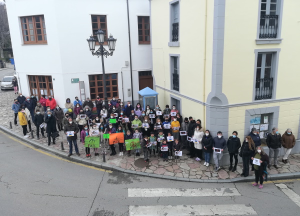 Concentraci&oacute;n en solidaridad con Ucrania frente al Ayuntamiento de Grandas de Salime