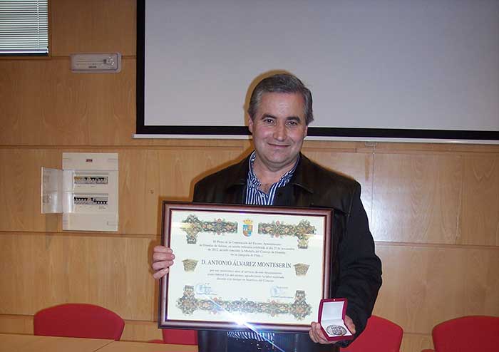 Medalla de Plata del Concejo a D. Antonio Álvarez Monteserín